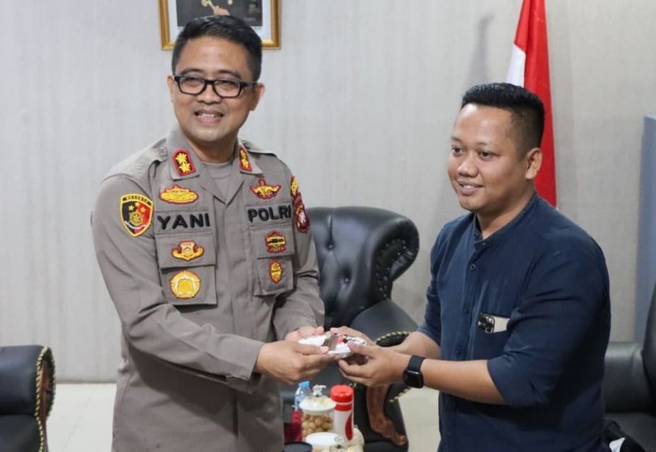 HUT Bhayangkara ke 76 AJK dan PWI Beri Kejutan Ultah ke Polres Ketapang