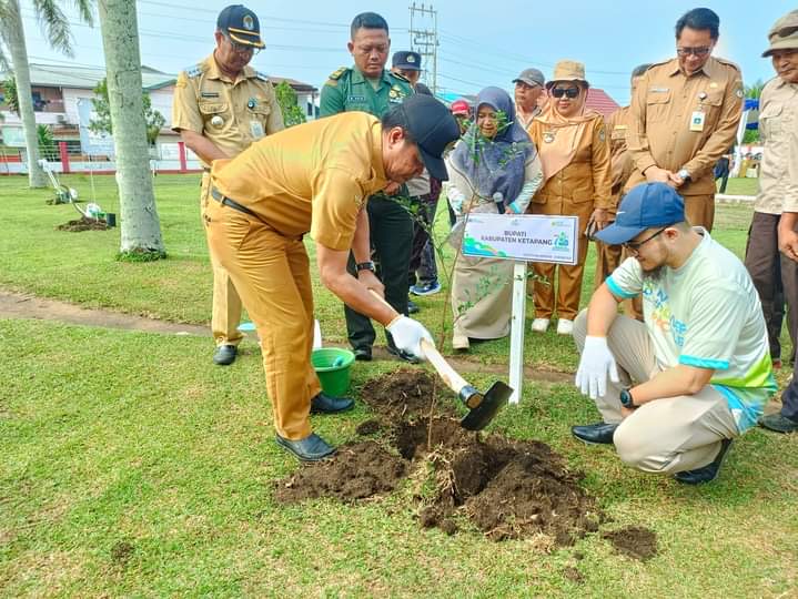 Plh Sekda Tanam Pohon CSR