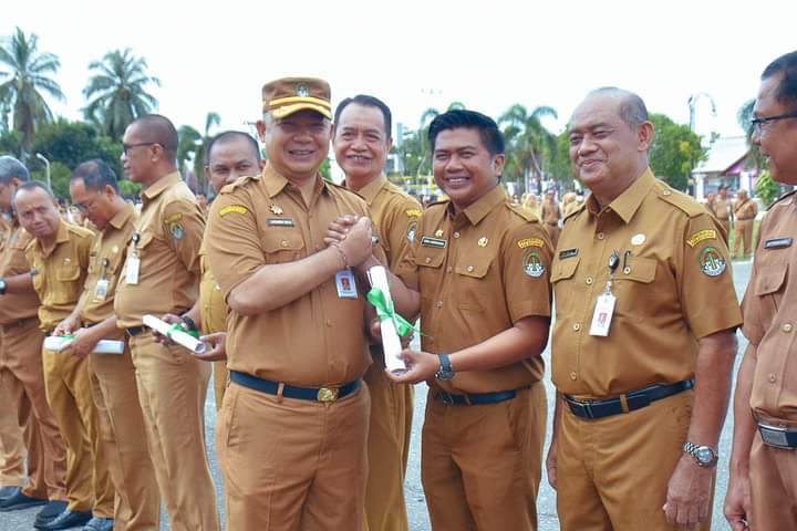 Sekda Serahkan Sejumlah Penghargaan