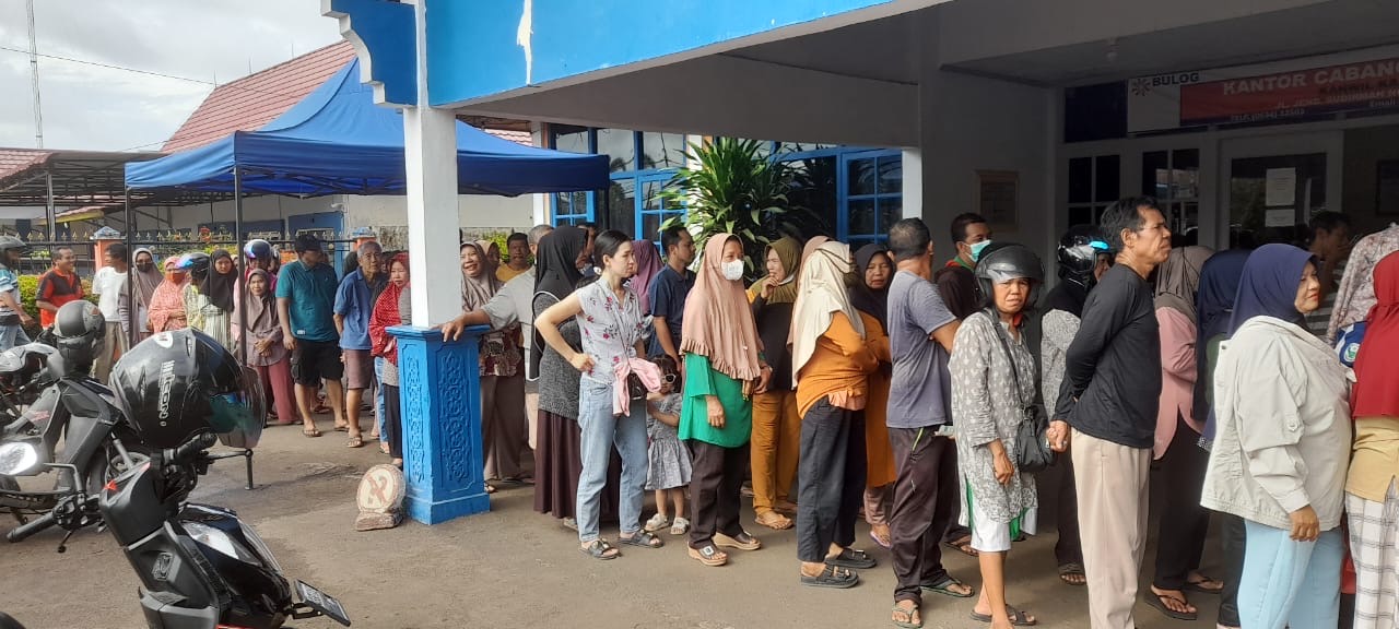 Warga Serbu RPK Bulog untuk Belanja Beras