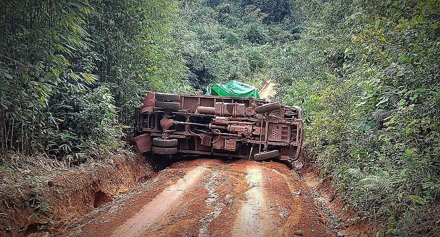 Truk Pengangkut 6,9 Ton Beras Bulog Ketapang Terguling di Jelai Hulu