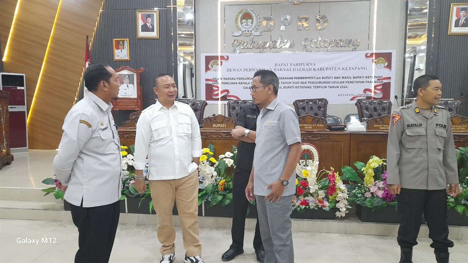 Anggota DPRD Ketapang Memberikan Ucapan Selamat Kepada Bupati Ketapang Terpilih Alexander Wilyo