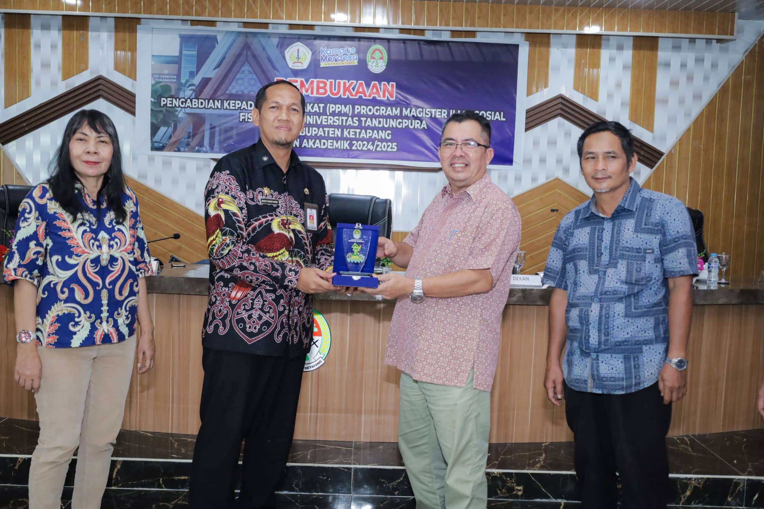Mahasiswa Program Magister Fisipol Untan PPM di Desa Tanjungpura