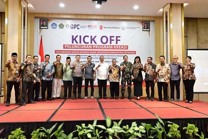 Bupati Ungkap Ada Sekolah yang Hanya Punya 1 Guru PNS, Atap Bolong, hingga Siswa belajar Dilantai Karena Tak Ada Kursi